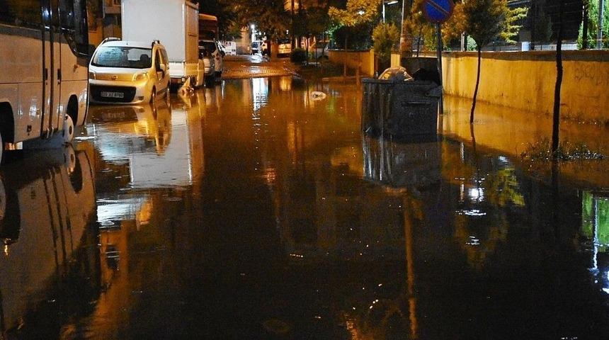 Sağanak ve fırtına Turgutlu’da etkili oldu