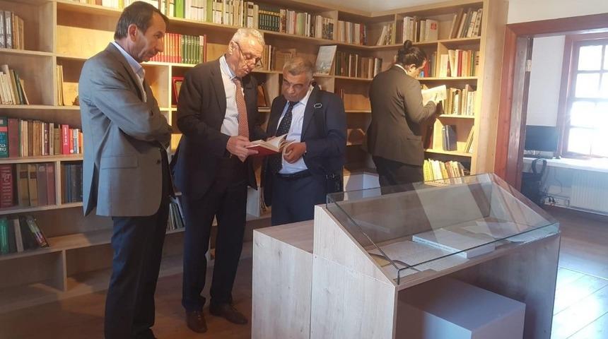 TOSY&Ouml;V Başkanı Ataol Behramoğlu Kitaplığını ziyaret etti