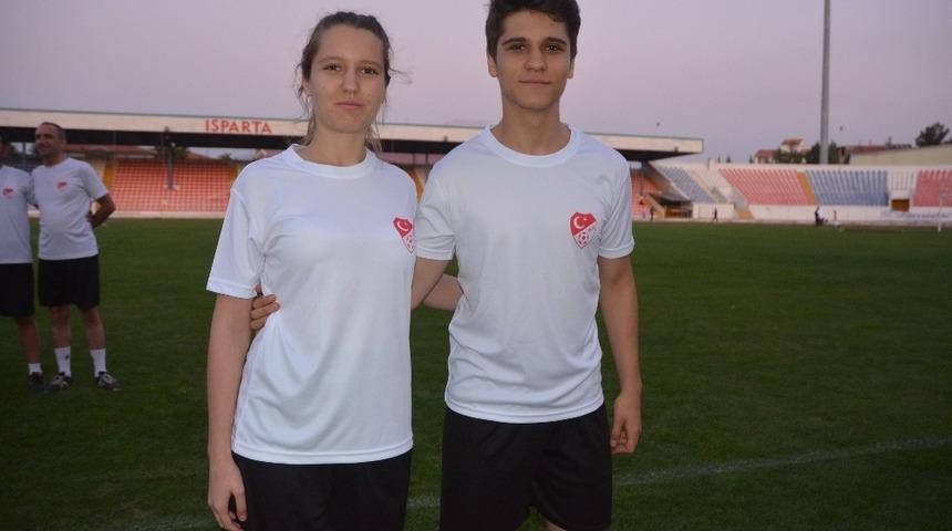 Isparta’da abla - kardeş futbol hakemleri