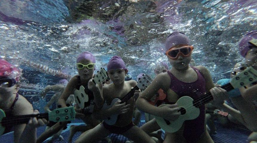Su altında konser