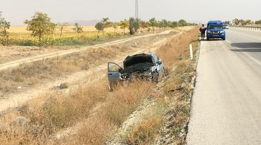 Otomobil, trakt&ouml;re &ccedil;arptı: 1 &ouml;l&uuml;, 3 yaralı