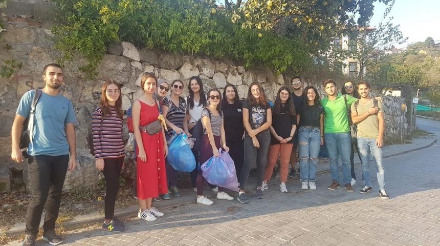 Tıp öğrencileri Antik Kenti temizledi