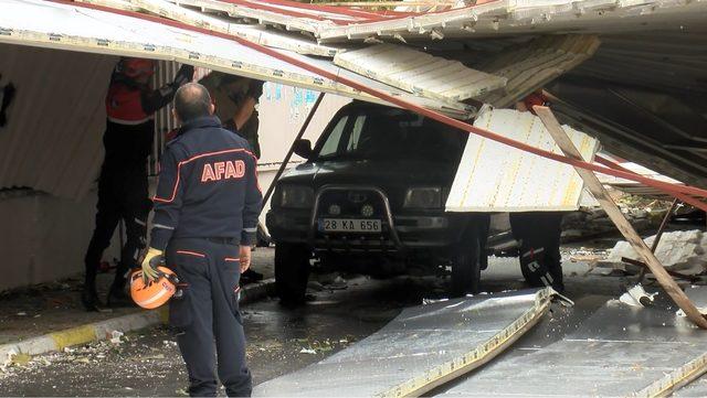 Maltepe'de uçan çatının altında kalan araçlar çıkarıldı