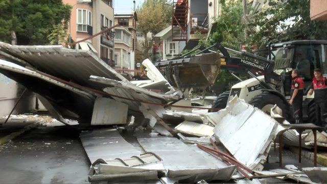 Maltepe'de uçan çatının altında kalan araçlar çıkarıldı