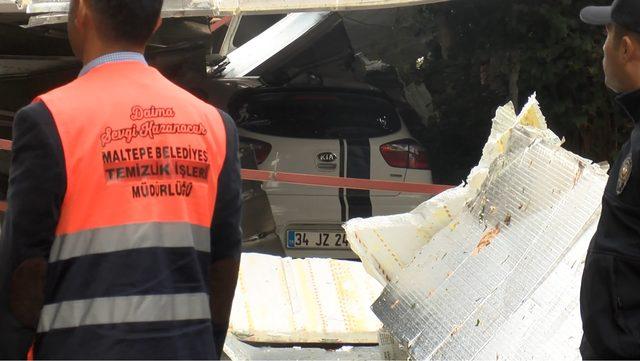 Maltepe'de uçan çatının altında kalan araçlar çıkarıldı