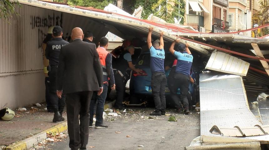 Maltepe'de u&ccedil;an &ccedil;atının altında kalan ara&ccedil;lar &ccedil;ıkarıldı