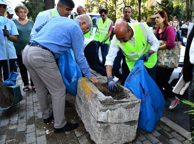 Soyer ve Batur, Gıda Çarşısı’ndaki temizlik çalışmalarına katıldı