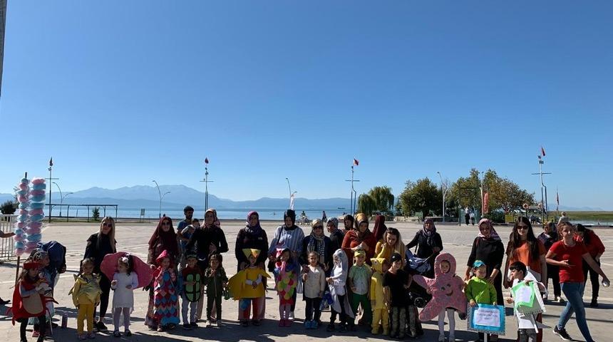 Deniz canlıları kost&uuml;m&uuml; giyen minik &ouml;ğrencilerden &ccedil;evre mesajları