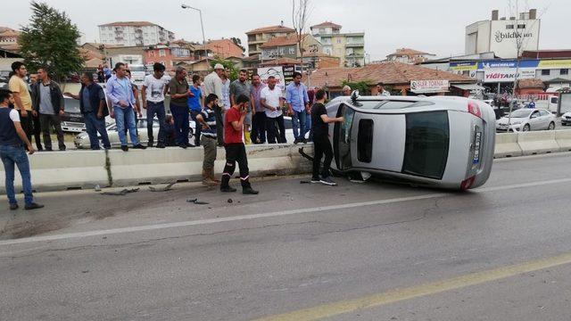 Kaza yapan otomobilin sürücüsü yaralandı