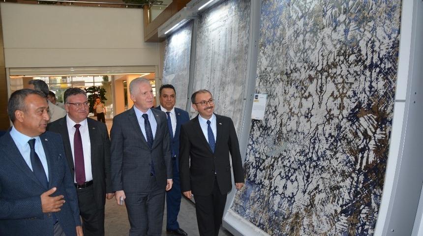 Vali G&uuml;l Yeni Tasarım Halıları İnceledi