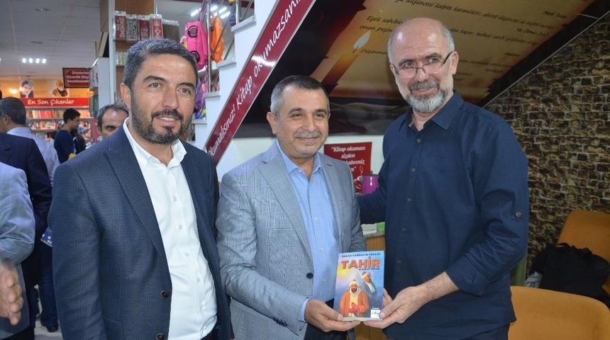 Gazeteci -Yazar &Ouml;zkan, ilk Roman kitabını &ccedil;ıkardı