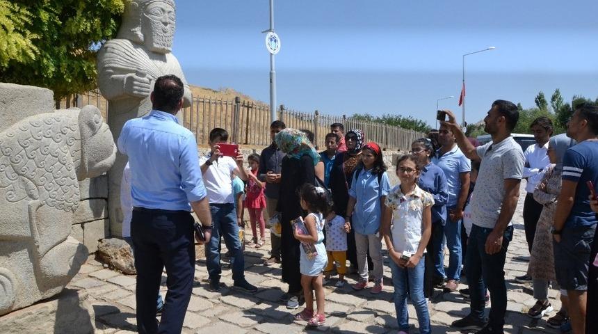 G&uuml;der, &ccedil;ocuklarla Arslantepe&rsquo;yi gezdi