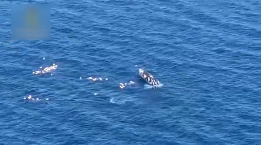 Denize d&uuml;şen polisleri, kovaladıkları ka&ccedil;ak&ccedil;ılar kurtardı