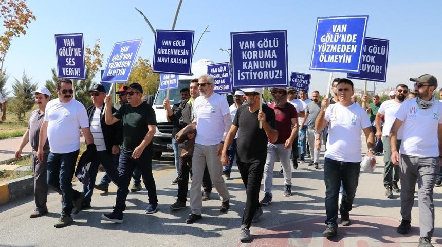Van Gölü’nün kirliliğine dikkat çekmek için 500 kilometre yürüdüler