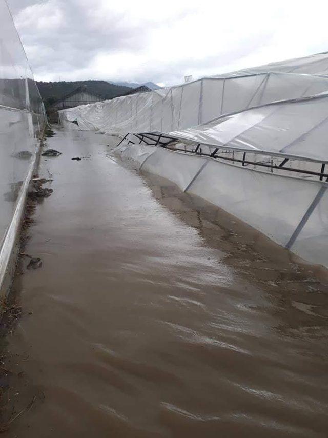 Kaş’ta sağanak yağış seralara zarar verdi