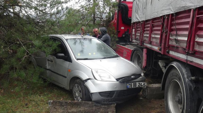 Otomobiline TIR &ccedil;arptı, 'Arabamı aynı şekilde isterim' dedi