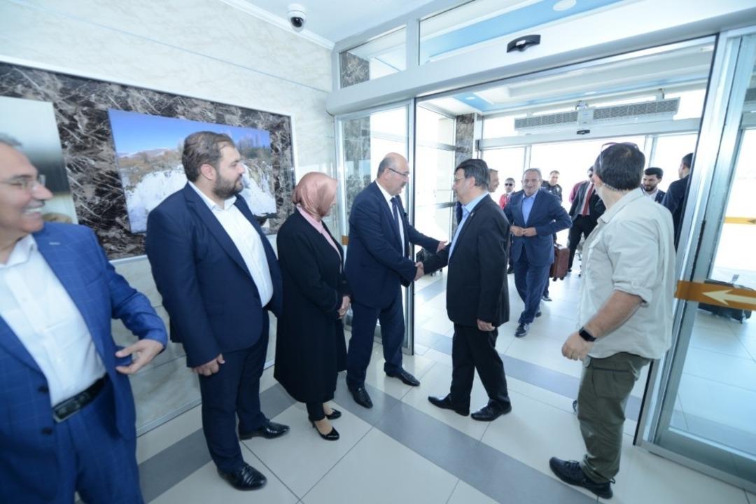 Van&rsquo;da AK Parti yeni il&ccedil;e başkanlarına g&ouml;rkemli karşılama