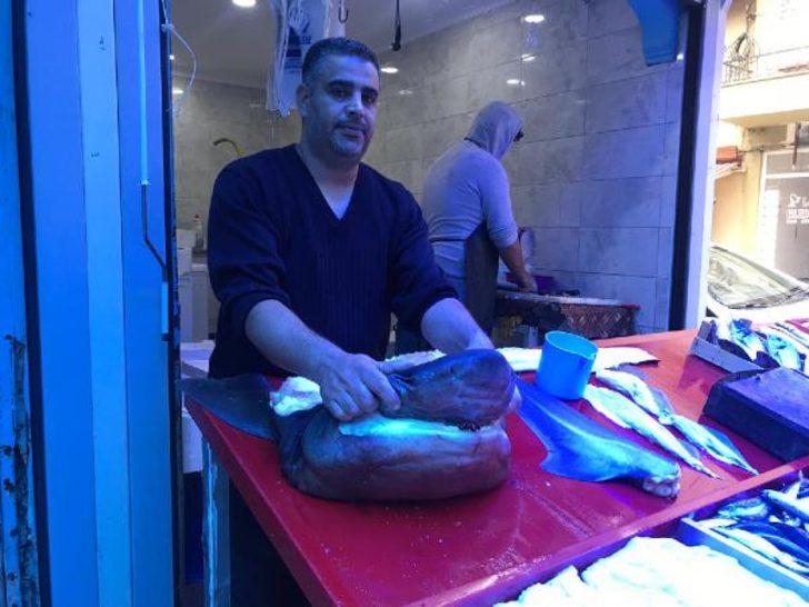 Tam 2 metre! Tezgahtaki köpek balığı görenleri şaşırttı G3