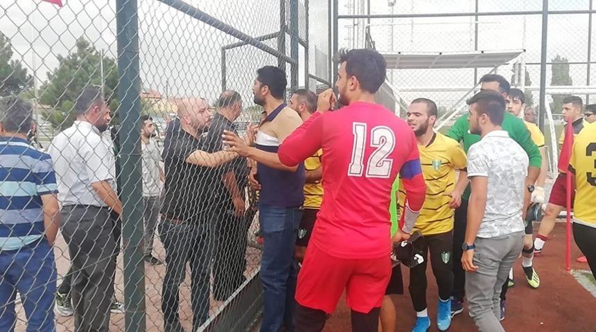 Amatör maçta arbede