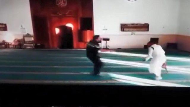 Hollanda'da camiye 'köpekli baskına' tepki