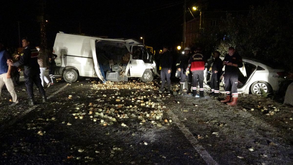 Afyonkarahisar'da korku&ccedil; kaza! Kafa kafaya &ccedil;arpıştılar: &Ouml;l&uuml; ve yaralılar var!