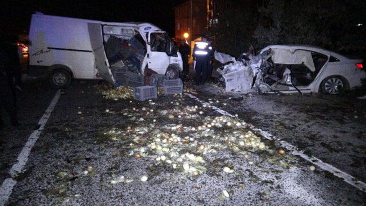 Afyonkarahisar'da korkuç kaza! Kafa kafaya çarpıştılar: Ölü ve yaralılar var! G2