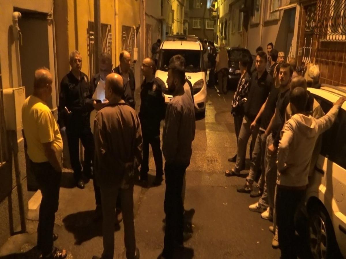 Komşuları kapıyı kırarak i&ccedil;eri girdi! Yarı &ccedil;ıplak halde &ouml;l&uuml; bulundu!