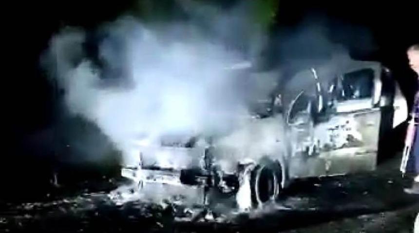 Malatya'da alev alev yanan otomobilden son anda kurtuldular