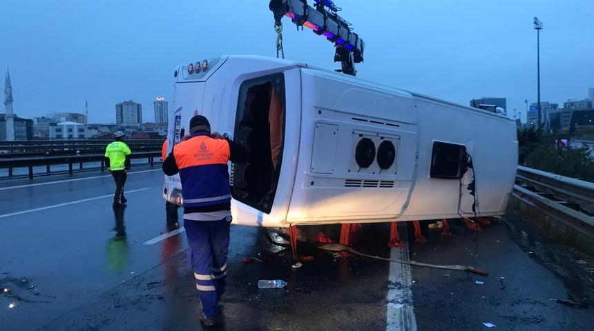 TEM'de servis aracı devrildi! 11 yaralı