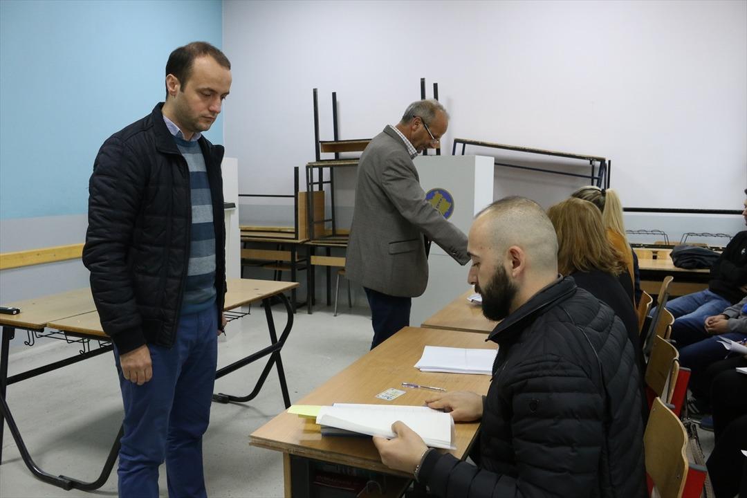 Kosova'da halk sandık başında