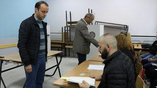Kosova'da halk sandık başında