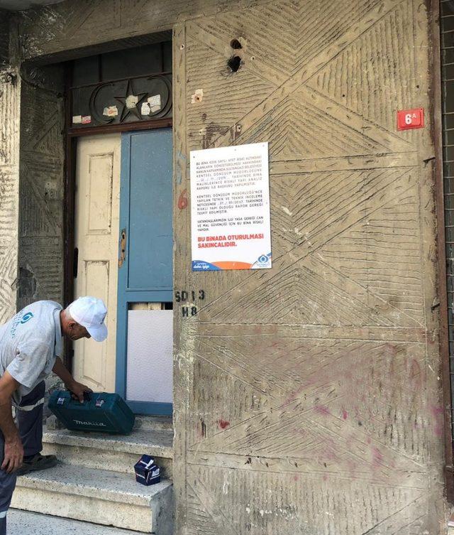 Sultangazi’de riskli binalar yıkılıyor