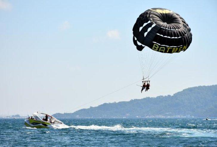 Marmaris'te sıcak havayı fırsat bilenler soluğu denizde aldı G1