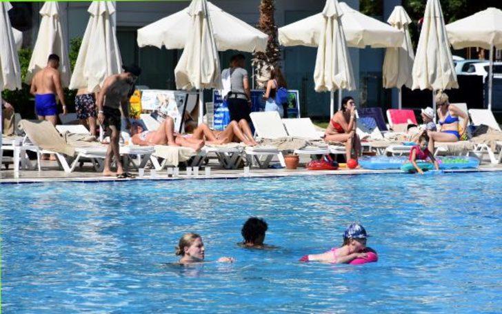 Marmaris'te sıcak havayı fırsat bilenler soluğu denizde aldı G2