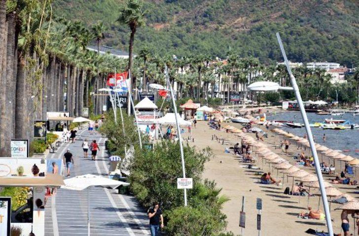 Marmaris'te sıcak havayı fırsat bilenler soluğu denizde aldı G3