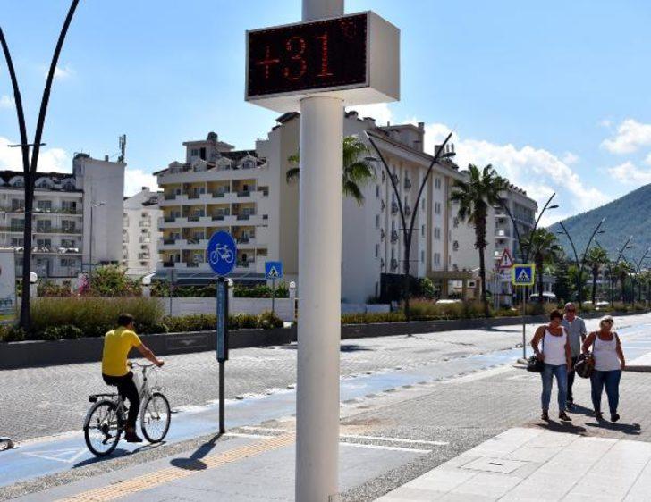 Marmaris'te sıcak havayı fırsat bilenler soluğu denizde aldı G4