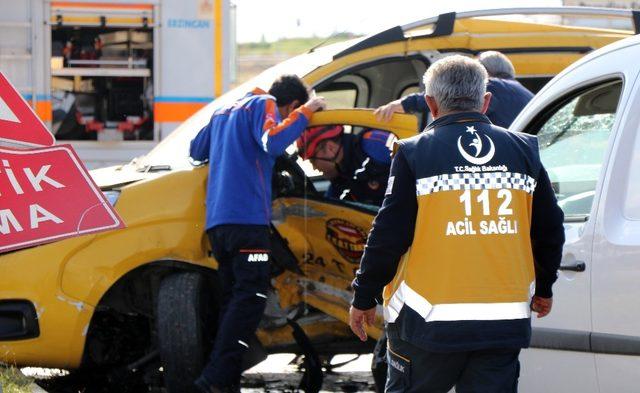Erzincan’da trafik kazası: 2’i polis 3 yaralı