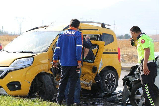 Erzincan’da trafik kazası: 2’i polis 3 yaralı