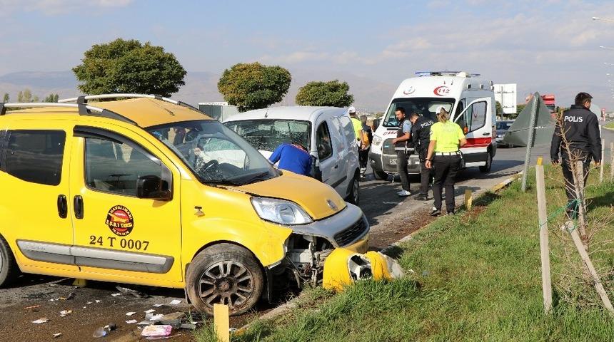 Erzincan&rsquo;da trafik kazası: 2&rsquo;i polis 3 yaralı