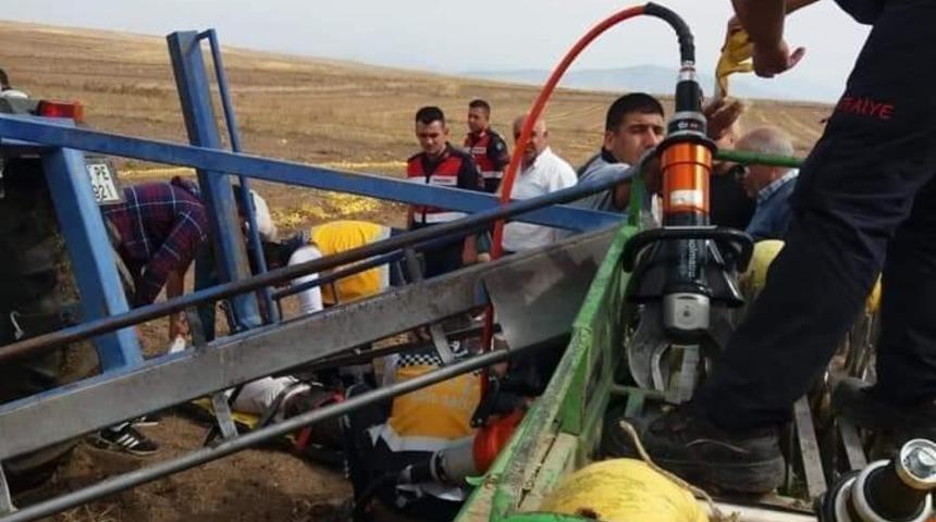 Kabak makinesine ayağı sıkışan &ccedil;ift&ccedil;i itfaiye ekiplerince kurtarıldı