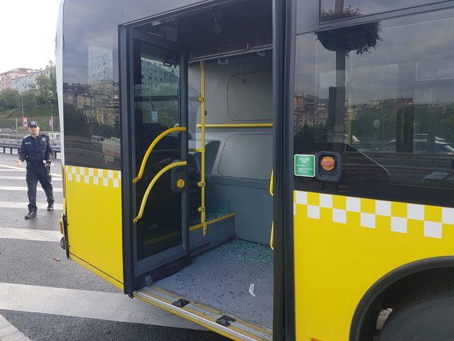 Hali&ccedil; K&ouml;pr&uuml;s&uuml; nde metrob&uuml;s metrob&uuml;se arkadan &ccedil;arptı; yaralılar var (2) 3