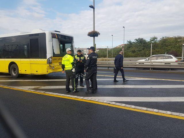 Hali&ccedil; K&ouml;pr&uuml;s&uuml; nde metrob&uuml;s metrob&uuml;se arkadan &ccedil;arptı; yaralılar var (2) 4