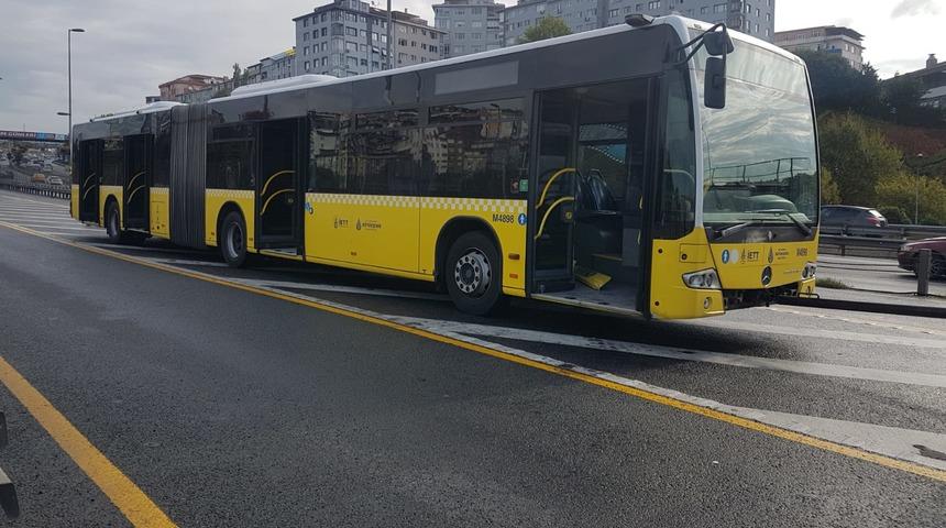 Hali&ccedil; K&ouml;pr&uuml;s&uuml;'nde metrob&uuml;s metrob&uuml;se arkadan &ccedil;arptı; yaralılar var (2)