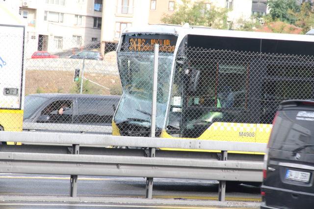 Ek fotoğraflar //Halıcıoğlu metrobüs durağında metrobüs metrobüse arkadan çarptı, yaralılar var 