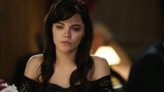 Hilal Altınbilek derin sırt dekoltesi ile beğeni topladı