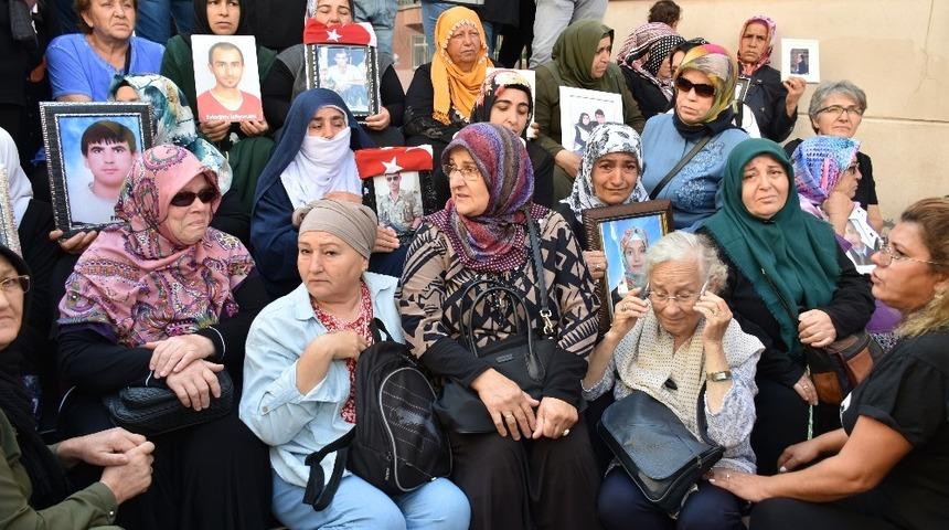 Sakarya&rsquo;dan Diyarbakır&rsquo;da evlat n&ouml;betindeki ailelere destek ziyareti