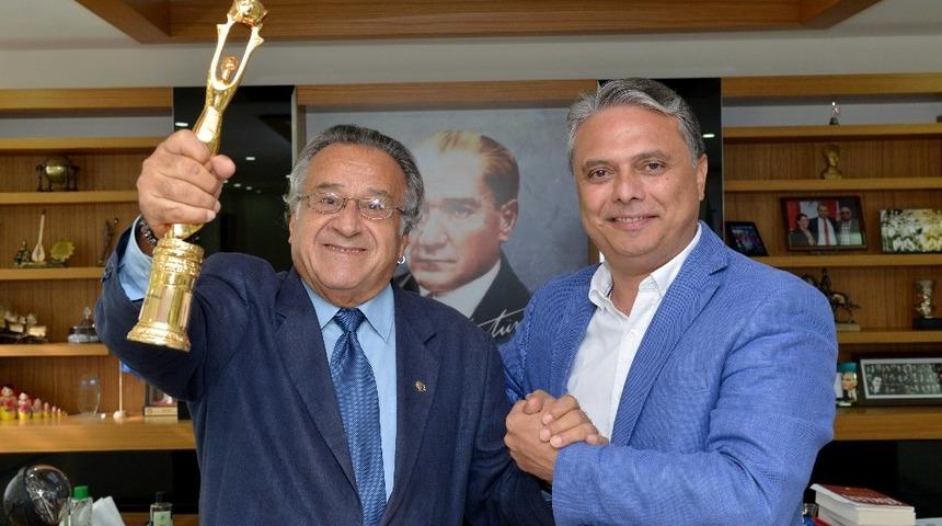 Ödül sevincini Başkan Uysal’la paylaştı