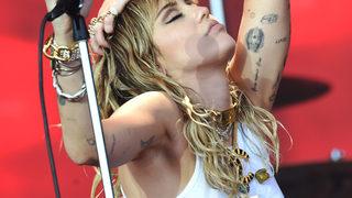 Miley Cyrus yeni sevgilisi Cody Simpson ile birlikte