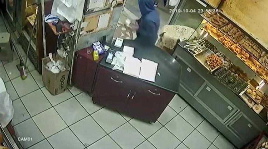 Fırındaki sadaka kutusunu &ccedil;aldı