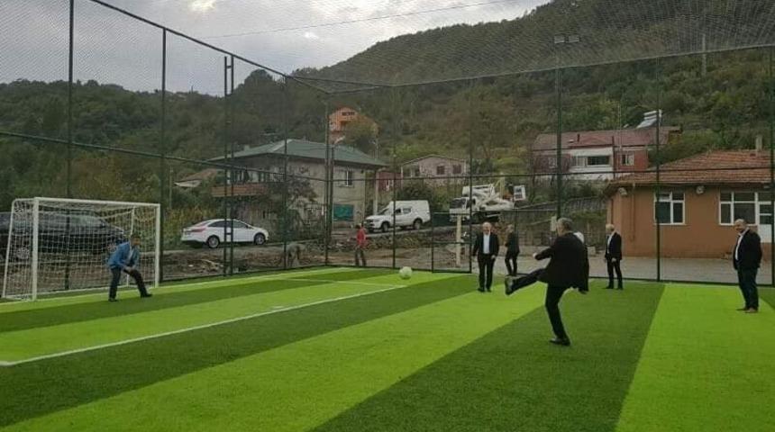 Şirik&ouml;y&rsquo;deki halı sahayı incelediler